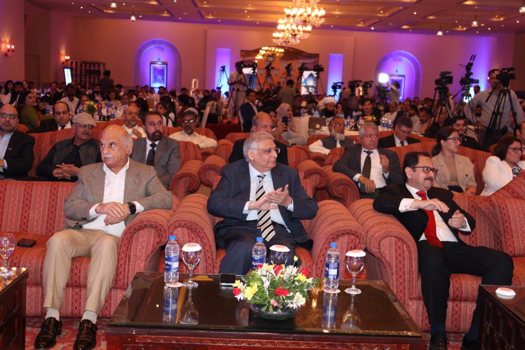 PlanComPakistan's tweet photo. ڈپٹی چیرمین پلاننگ کمیشن محمد جہانزیب خان کا موسمیاتی تبدیلیوں کے پیش نظر سرمایہکاری کو بہتر بنانےکےحوالےسےمنعقدہ سیمینار سےخطاب میں کہا کہ سیلاب متاثرین کی بروقت مدد نہ کی جاتی تو  معاشی بحران سےنکلنا ناممکن ہوتا۔کہا تمام سٹیک ہولڈرزکےشکر گزار ہیں جنھوں نےپاکستان کی بروقت مدد کی https://t.co/8t3tAUCSBf