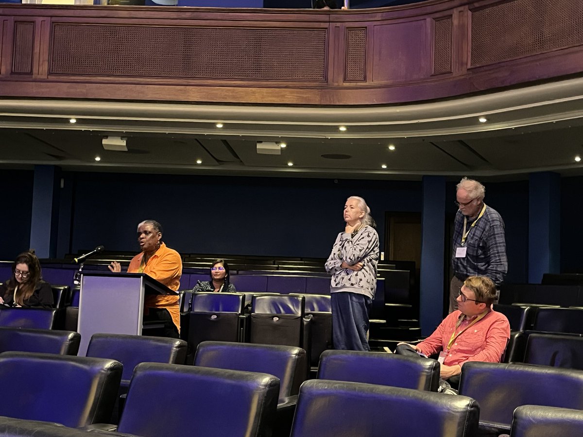 Our discussion of whether climate is changing geography fieldwork has provoked the first queue at the mic! #RGSIBG23