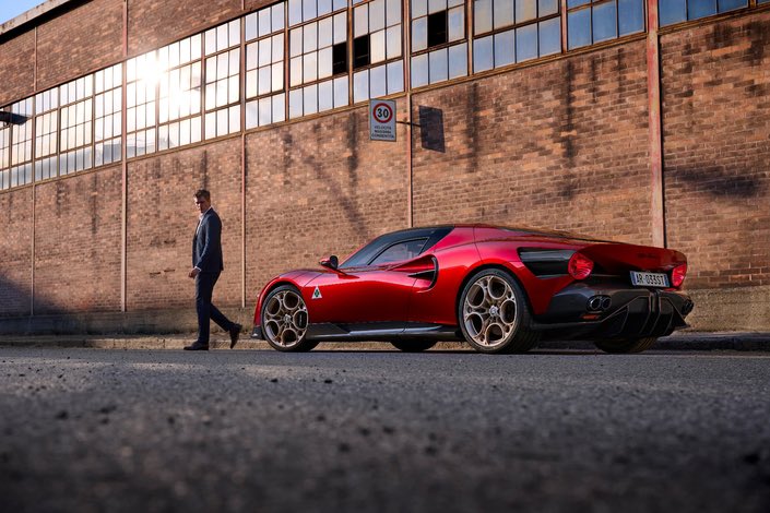 blogcarspassion's tweet photo. Notre coup de ❤️ Alfa Romeo 33 Stradale 
À partir de 235 000€
33 exemplaires (tous vendus)
Moteur V6 3.0 620 ch (propulsion) ou électrique 750 ch (transmission intégrale)
Vmax 333 km/h (pour la V6 V6 3.0 Nettuno de la Maserati MC20)
Accélération 0-100 km/h en 3s https://t.co/O66tpunq1Z