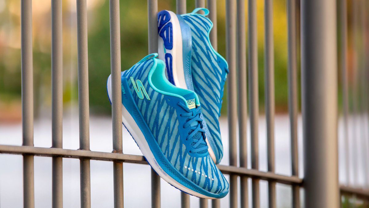 SkechersSpain's tweet photo. Para aquell@s que cada día os intentáis superar 👉 Skechers #GOrunRazorExcess: 

✅Diseño con fibra de carbón 
✅Plantilla extraíble Arch Fit® 
✅Amortiguación HYPER BURST® 
✅Suela Goodyear® 

https://t.co/mBPkRHBRs1 https://t.co/VEozXYi8gV