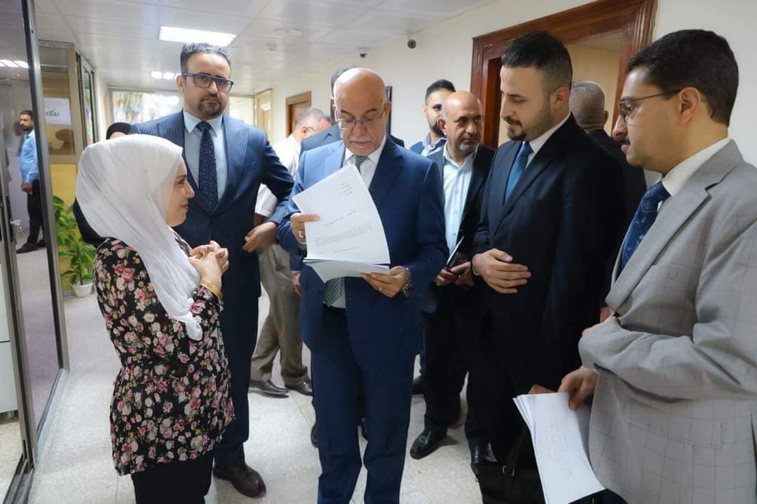 MOHealth_Iraq's tweet photo. وزير الصحة يتابع العمل وتطبيق البرنامج الحكومي خلال جولة في دوائر مركز الوزارة

للاطلاع على الاخبار في مواقع وزارة الصحة الرسمية في الرابط ادناه
https://t.co/e8CQY55172 https://t.co/dALVNO5u9c