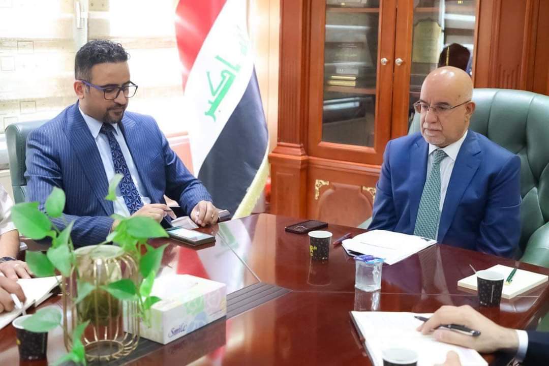MOHealth_Iraq's tweet photo. وزير الصحة يتابع العمل وتطبيق البرنامج الحكومي خلال جولة في دوائر مركز الوزارة

للاطلاع على الاخبار في مواقع وزارة الصحة الرسمية في الرابط ادناه
https://t.co/e8CQY55172 https://t.co/dALVNO5u9c