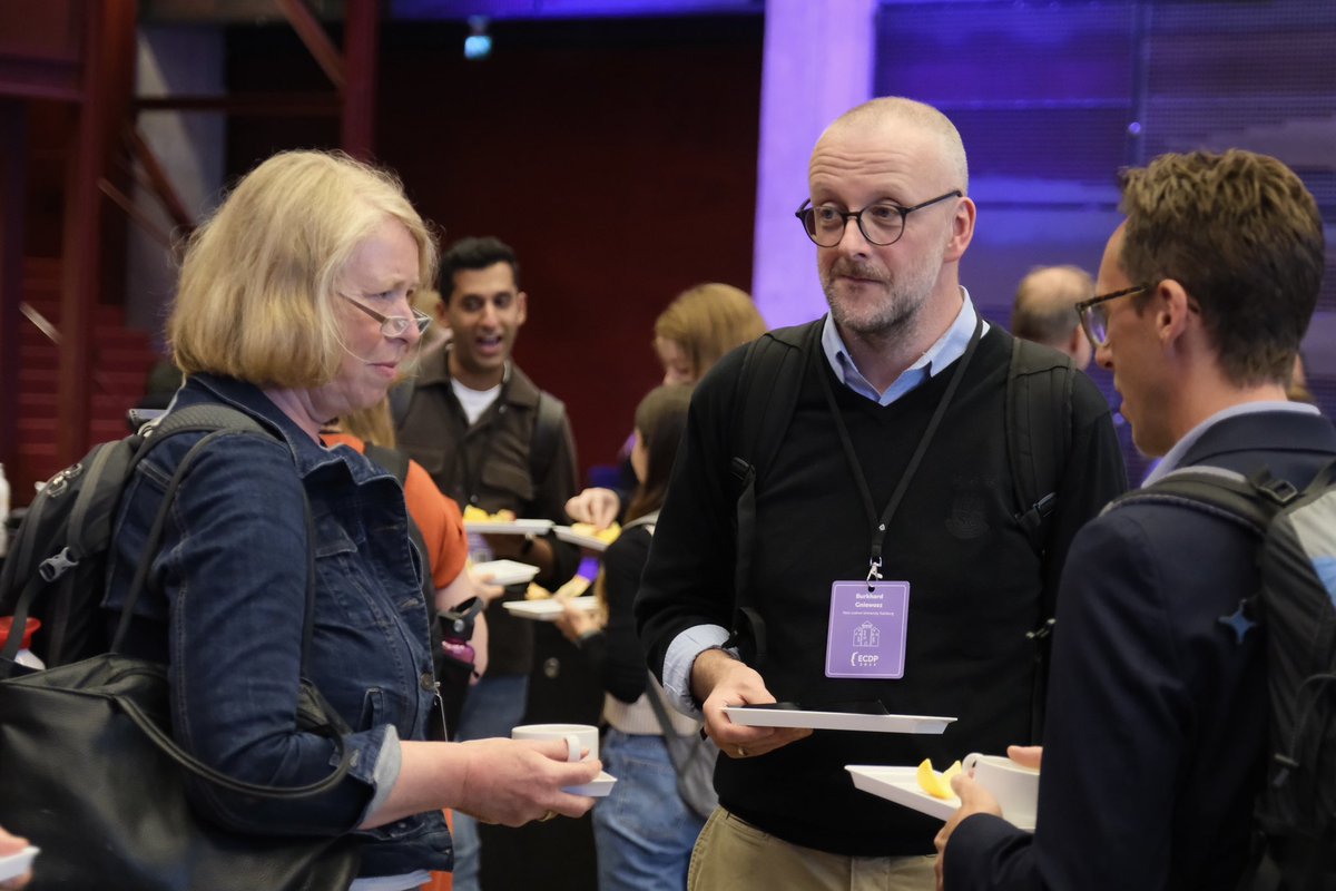 Breaks are a good time for meeting colleagues. 

#ECDPTurku #conference