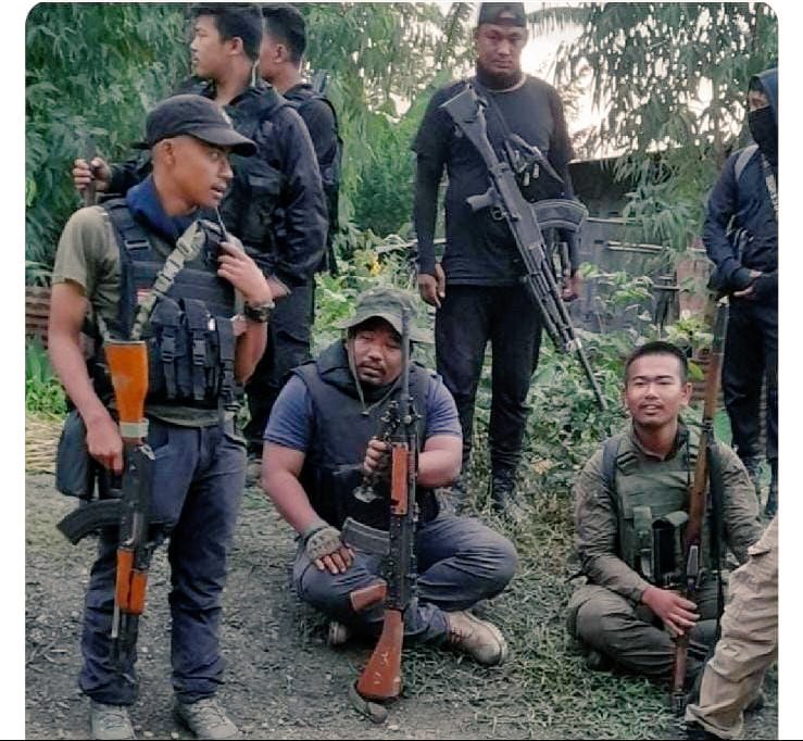 ये कौन लोग है जो अत्याधुनिक लूटे गए हथियारों और बुलेटप्रूफ जैकेट के साथ बैठे है? आखिर सरकार इन लोगों पर कार्यवाही कब करेगी? #SaveManipurTribals