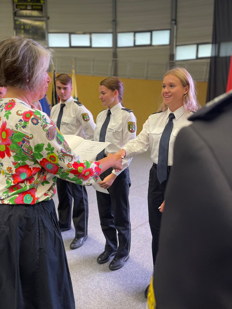Polizei_SDL's tweet image. #Zeugnisse
Heute war wieder die feierliche Übergabe der Zeugnisse für die #Absolventen der FH Polizei in #Aschersleben. Auch die @Polizei_SDL bekommt wieder neue Kollegen👮‍♀️👮
@TamaraZieschang übergab den 144 Absolventen die Zeugnisse.
Pressemeldung hierzu:
lsaurl.de/DAgarf