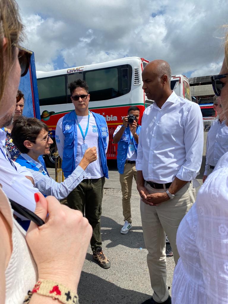 HonAhmedHussen's tweet photo. Wrapped up an eye-opening field visit to communities along the Colombian-Venezuela border. 

This gave me a firsthand perspective on the complex challenges faced by migrants in the region. It's vital to understand their lived realities and find solutions together. 🇨🇴🇻🇪 https://t.co/YkIbzQHQSl