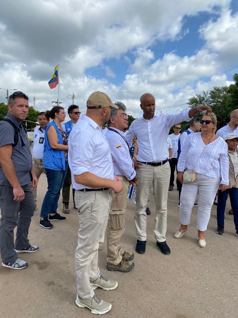 HonAhmedHussen's tweet photo. Wrapped up an eye-opening field visit to communities along the Colombian-Venezuela border. 

This gave me a firsthand perspective on the complex challenges faced by migrants in the region. It's vital to understand their lived realities and find solutions together. 🇨🇴🇻🇪 https://t.co/YkIbzQHQSl