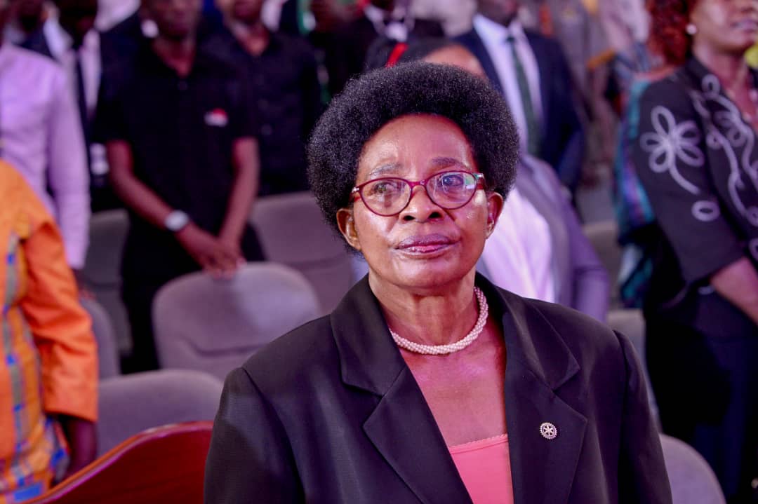 Nnaabagereka ali ku University,  e Makerere,  mu kujjukira Sarah Ntiro.