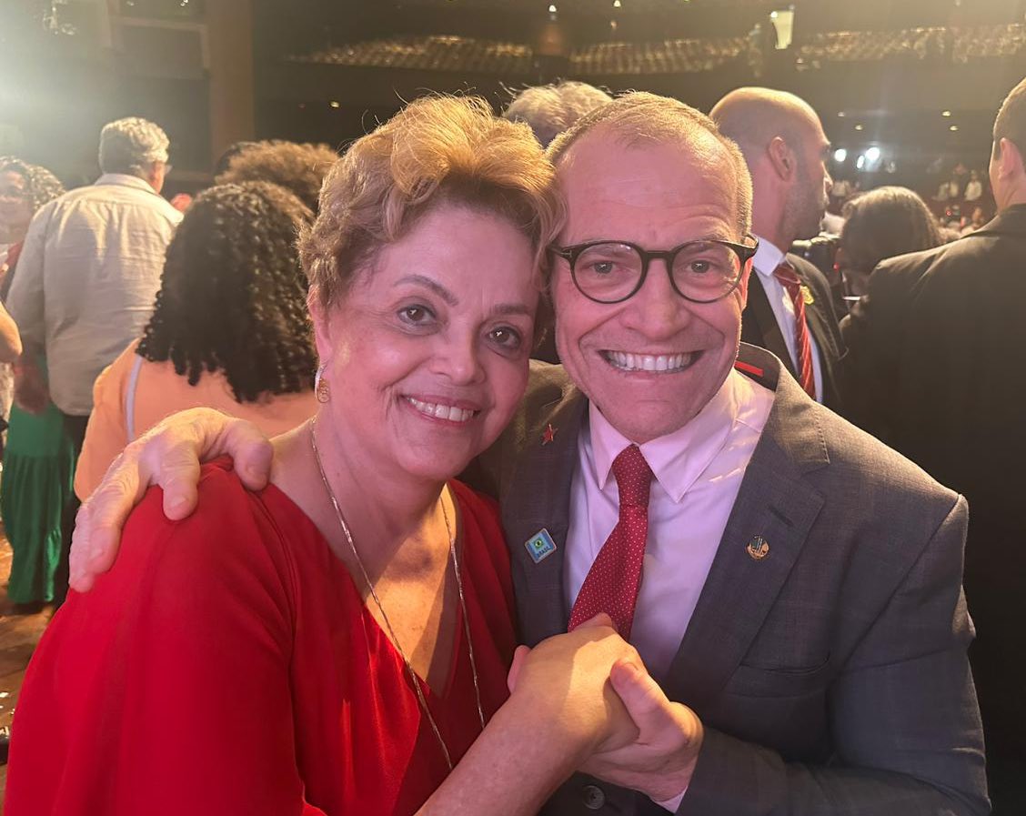 ContaratoSenado's tweet photo. Há 7 anos, a Presidenta @dilmabr sofria o mais injusto golpe político de sua carreira. Mas o tempo é implacável. A Justiça confirmou que Dilma não cometeu pedaladas fiscais e hoje ela preside o banco dos Brics, comprovando o reconhecimento e o respeito mundial a essa grande líder https://t.co/hcNKbAf7YV
