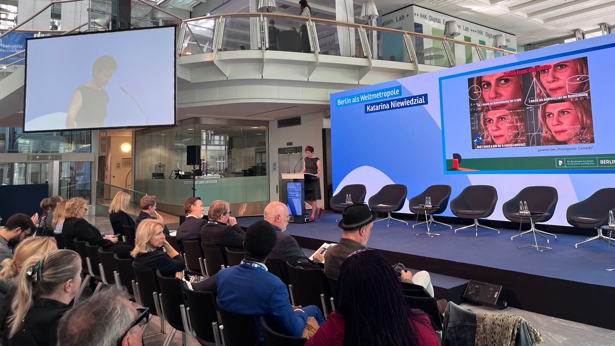 La responsable de Integración presentando la apuesta de Berlín por la atracción y retención de talento internacional, en el marco del Festival der Berliner Wirtschaft. Les pide a las empresas que tomen parte en el debate público con mensajes de apuesta por la diversidad.