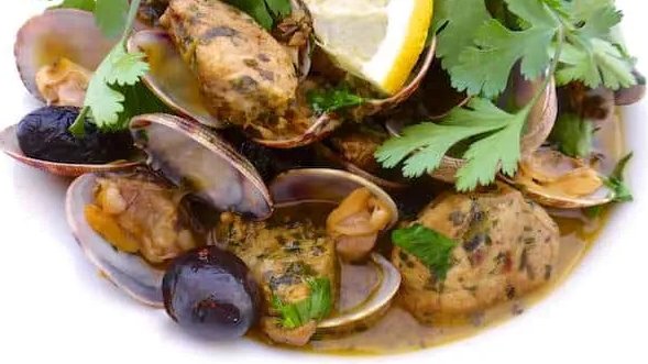 junedarville's tweet image. 🇵🇹 𝐏𝐨𝐫𝐭𝐮𝐠𝐮𝐞𝐬𝐞 𝐏𝐨𝐫𝐤 &amp;amp; 𝐂𝐥𝐚𝐦𝐬
🇵🇹 Ever heard of this porco a alentejana? before This is a popular dish in #Portugal of stir fried #pork, cilantro and fresh #clams!
🇵🇹 𝐑𝐞𝐜𝐢𝐩𝐞 &amp;gt;&amp;gt; junedarville.com/porco-a-alente…