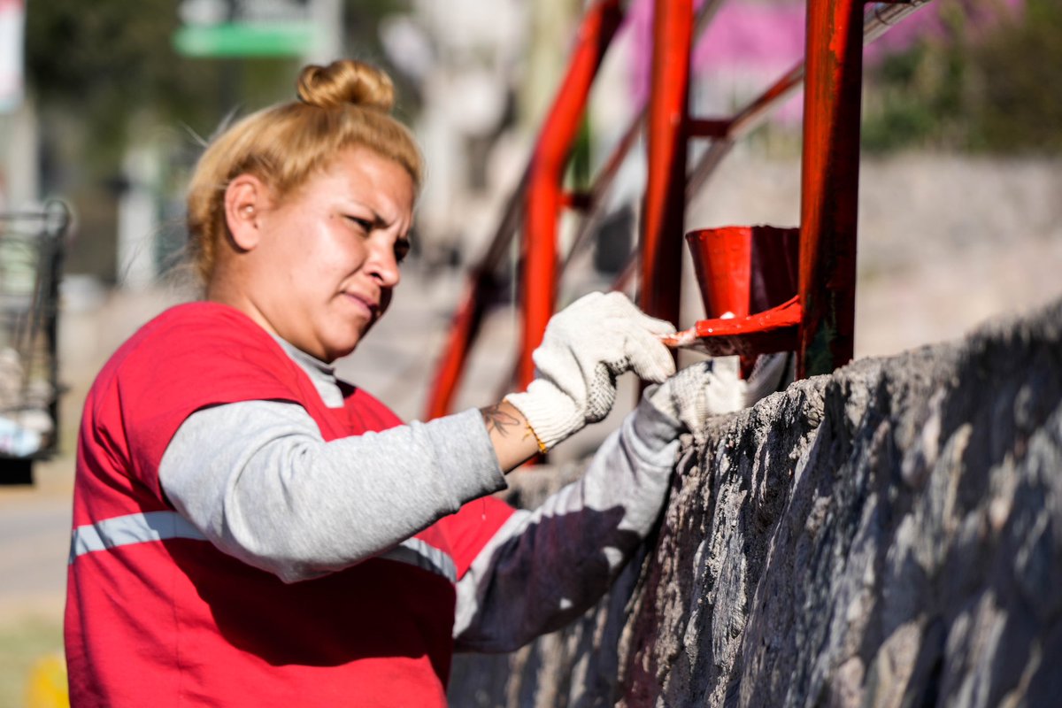 amolinalarioja's tweet photo. Una de las prioridades que tenemos es mantener limpia nuestra Ciudad. 
El EQUIPO del COE sigue trabajando con tareas de mantenimiento urbano, esta vez lo está haciendo en zona oeste. 
Respondemos a las demandas de las vecinas y los vecinos. 
Cada día recuperaremos nuestra Rioja. https://t.co/T7PrH36iCw
