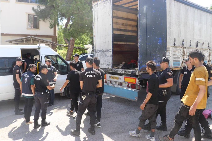 Amasya’da Yapılan Yol Kontrolünde Afganistanlı 39 Kaçak Göçmen Yakalandı