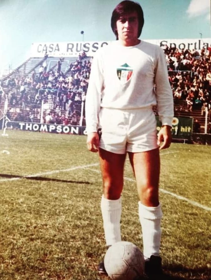 laviejaprimeraB's tweet photo. Mario "Cacho" Cabrera con una impecable camiseta suplente del Deportivo Italiano de 1978 https://t.co/fXJ4guuHxu