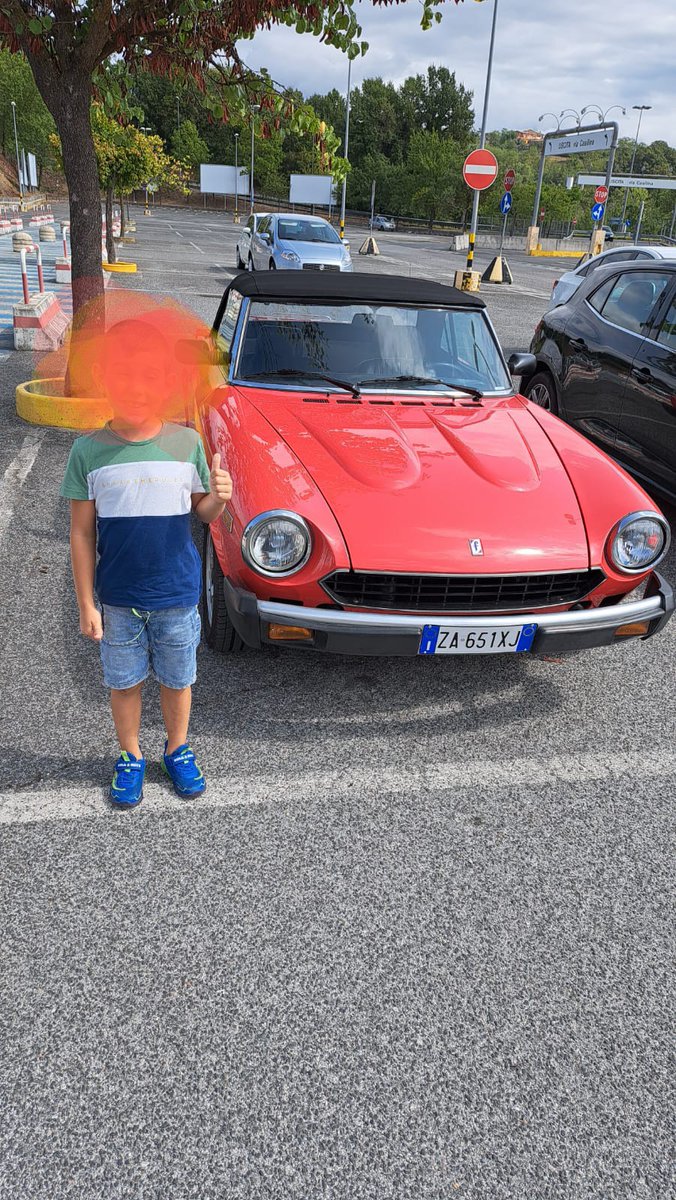 lucananni1010's tweet photo. Amore di zio #nipotino ❤️❤️ vicino una #Fiat 124 Spider, ha gusto... DNA #petrolhead ama le auto! https://t.co/FeEEY5hQUy