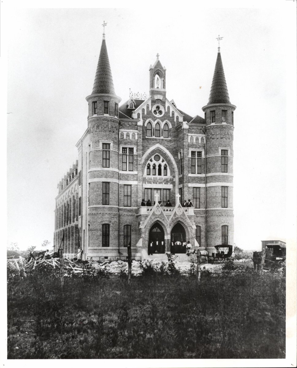 OLLUnivSATX's tweet photo. TBT: In 1896, Our Lady of the Lake Academy opened as an all-girls school. The land was donated by Mayor Henry Elmendorf to the Sisters of Divine Providence for $5 on the condition the Sisters spent $75,000 on improvements to the property within 10 years. #Throwbacks https://t.co/v34DIPJ1pB
