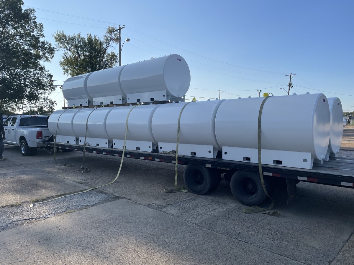 NewberryTanks's tweet photo. It's #TankThursday! This week's tanks were shipped to customers in Florida, Alabama, Michigan, Mississippi, Texas, Arizona, Georgia, Tennessee, Washington, Idaho and Arkansas. It was quite a week for skid tanks!

#OilandGas #Permatank #LubeOil #SkidTank #Fireguard https://t.co/ppf2Hg8wih