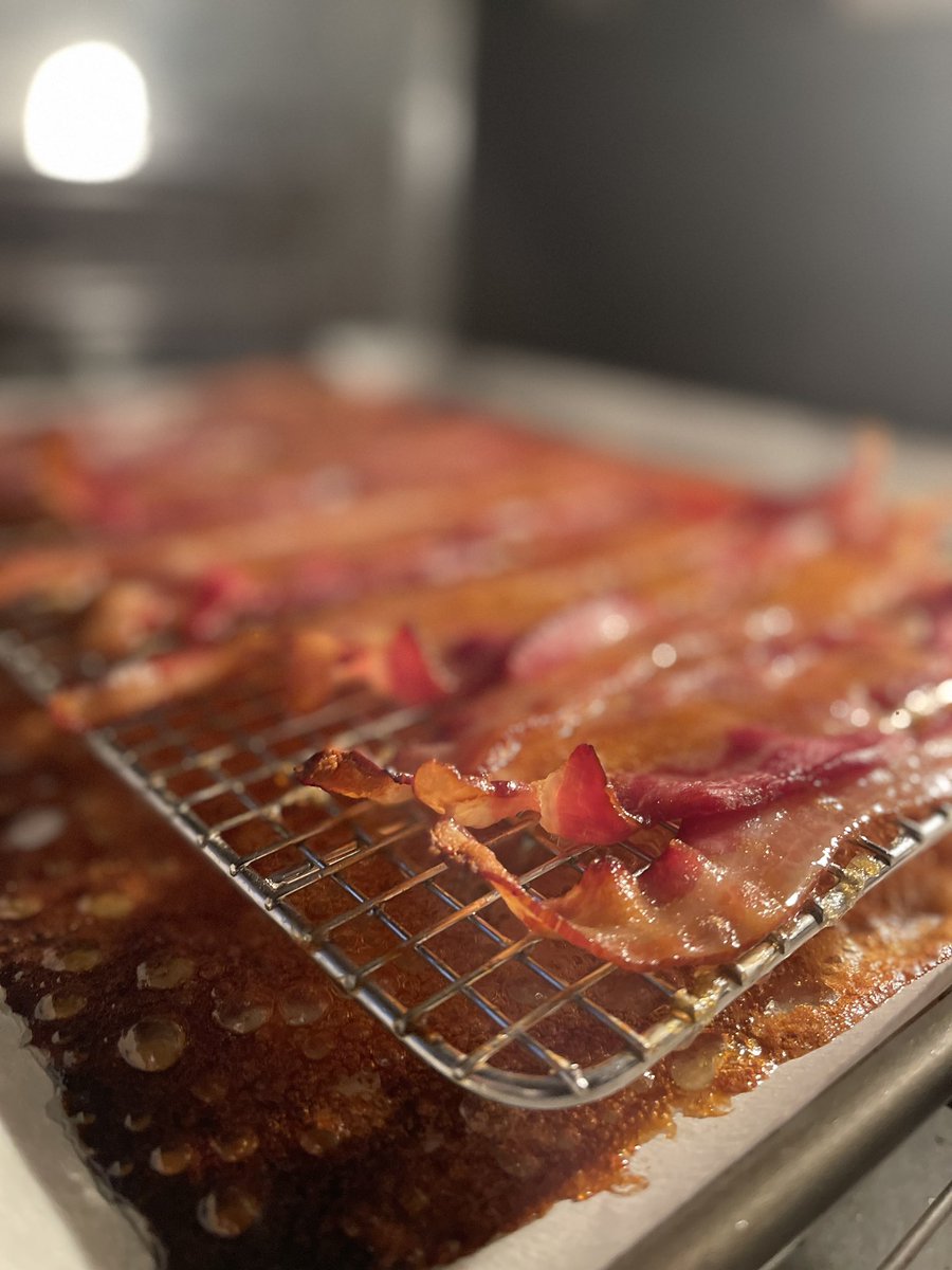 Excited to be sharing five of my favorite #KitchenHacks, tips &amp; tricks this morning in a blog post - now up at HeidiBillottoFood.com 🥓Link in bio
Plus, I’m sharing the oh-so-easy how to’s for a bonus recipe for #CandiedBacon, who's in?