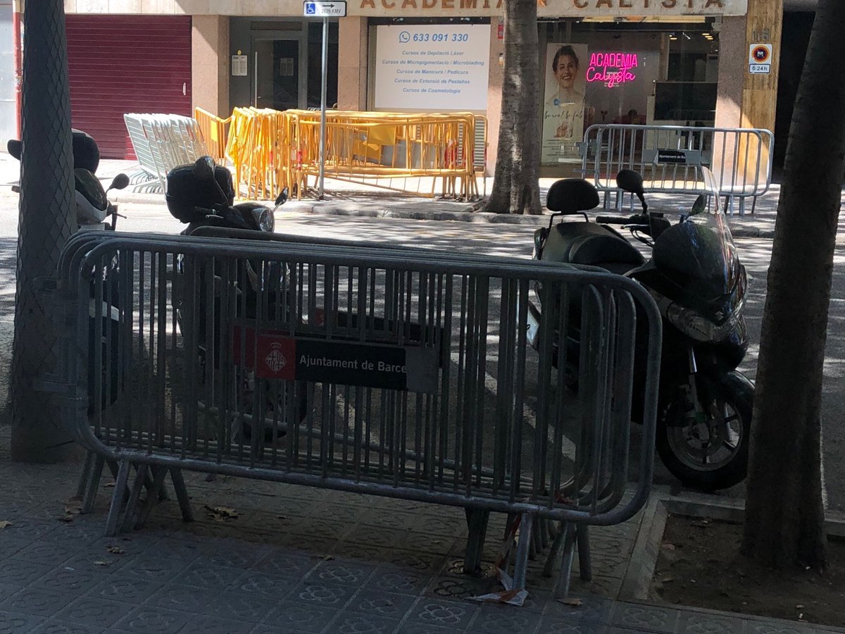 Alcorte77's tweet photo. @iuforn poc es parla de la quantitat de tanques abandonades a les voreres de Barcelona @bcn_ajuntament o es queden aquí per @lavuelta de l’any vinent? https://t.co/LsVKAGr606