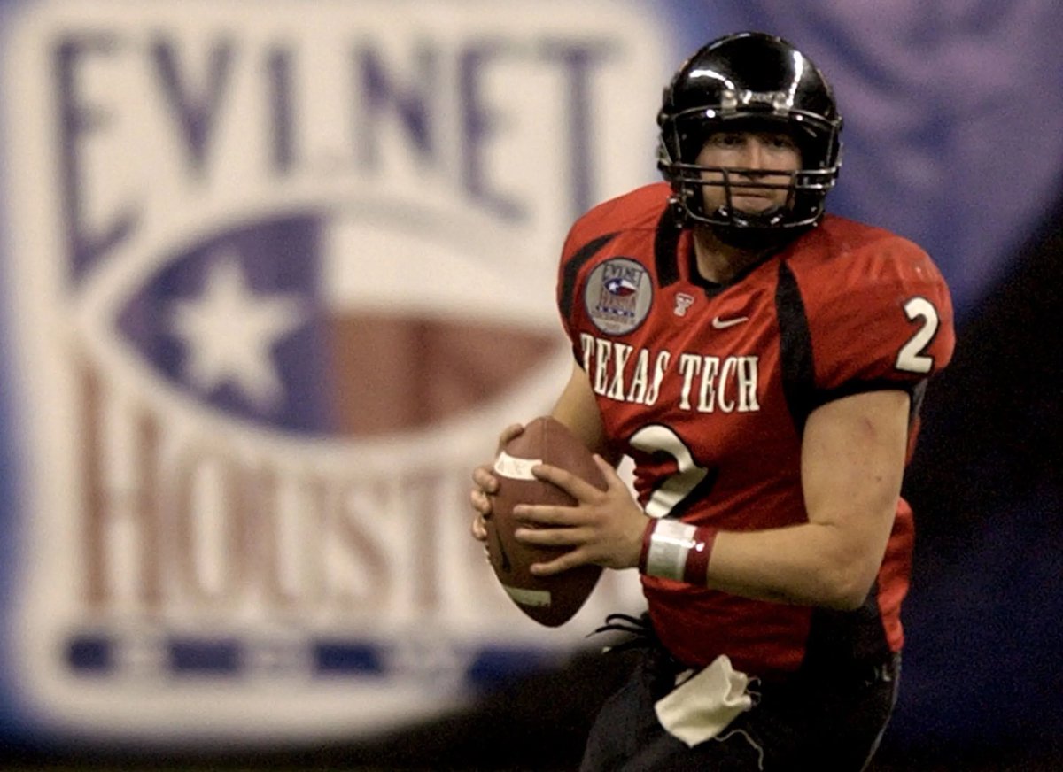 GamblinGauchos's tweet image. BJ Symons appreciation post:

✅ 5,833 passing yards in 2003, set NCAA single season record
✅ Held NCAA single season TD record for nearly 20 years
✅ 59 career passing TDs
✅ Out-dueled Eli Manning in Oxford
✅ Played most of the season on torn ACL

2 days til kickoff #WreckEm