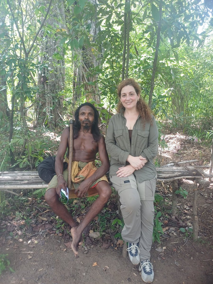 Convivir este verano con un grupo de cazadores-recolectores animistas (veddas) para comenzar a estudiar/documentar su lengua (en peligro de extinción) ha sido una de las experiencias más maravillosas de mi carrera y de mi vida 💖 #endangeredlanguages #linguistics #vedda #typology