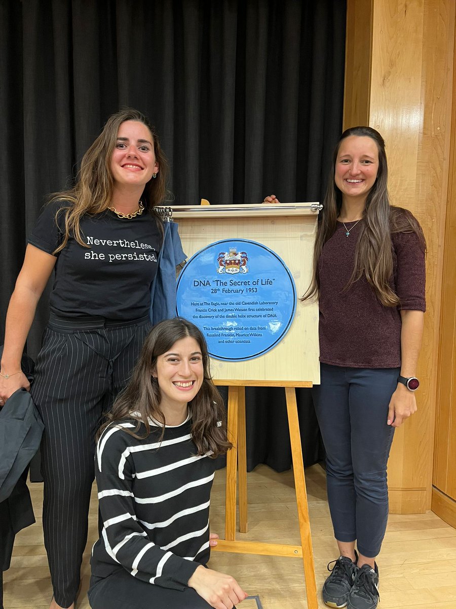Delighted to be at the unveiling of the new plaque! 👩‍🔬🧬<a href="/GiovannaMantica/">Giovanna Mantica</a> <a href="/ESiragher/">Emma</a>