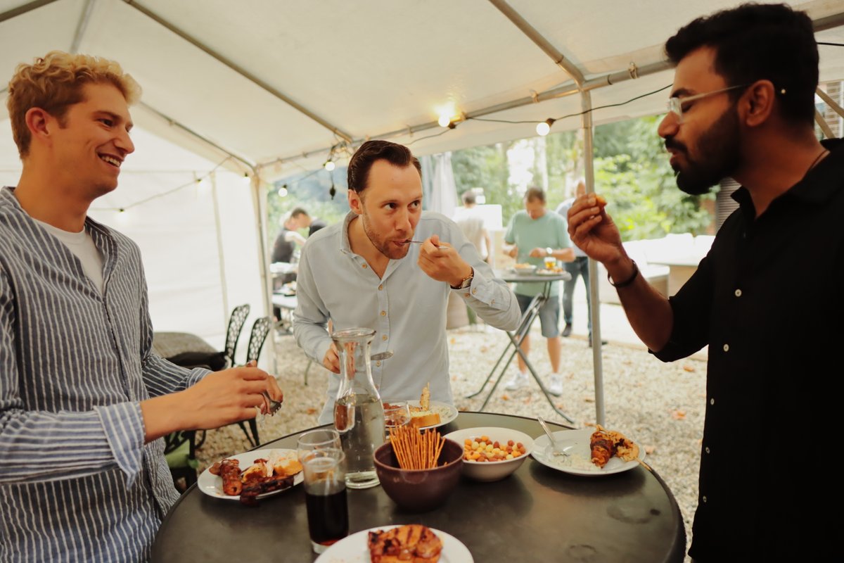 Gaat het plensen, of niet?! 🌧️ Dat was de grote vraag afgelopen vrijdag
Het was namelijk weer tijd voor onze jaarlijkse Ockto BBQ. 

Een hapje, een drankje, veel gezelligheid en vakantieverhalen.
En... het bleef droog! Met zelfs nog een heerlijk zonnetje