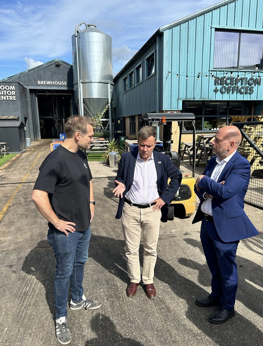 Great visit to @ossettbrewery in West Yorkshire with @mark4dewsbury and @AdamGregg promoting the Government’s reduction in draft beer duty at the start of August. And the 25th anniversary of the brewery this week!