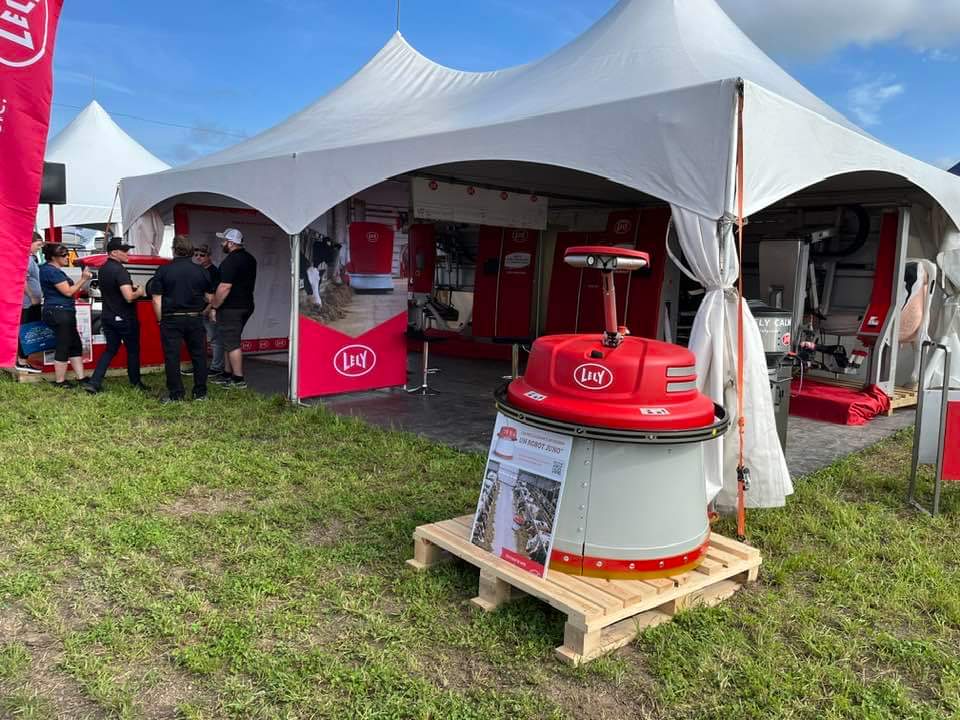 LelyQuebec's tweet photo. ☀️☀️ Expo-Champs se termine aujourd'hui sous le soleil! Venez voir les membres de nos Centres Lely et découvrir nos robots! https://t.co/kwtrLImVI1