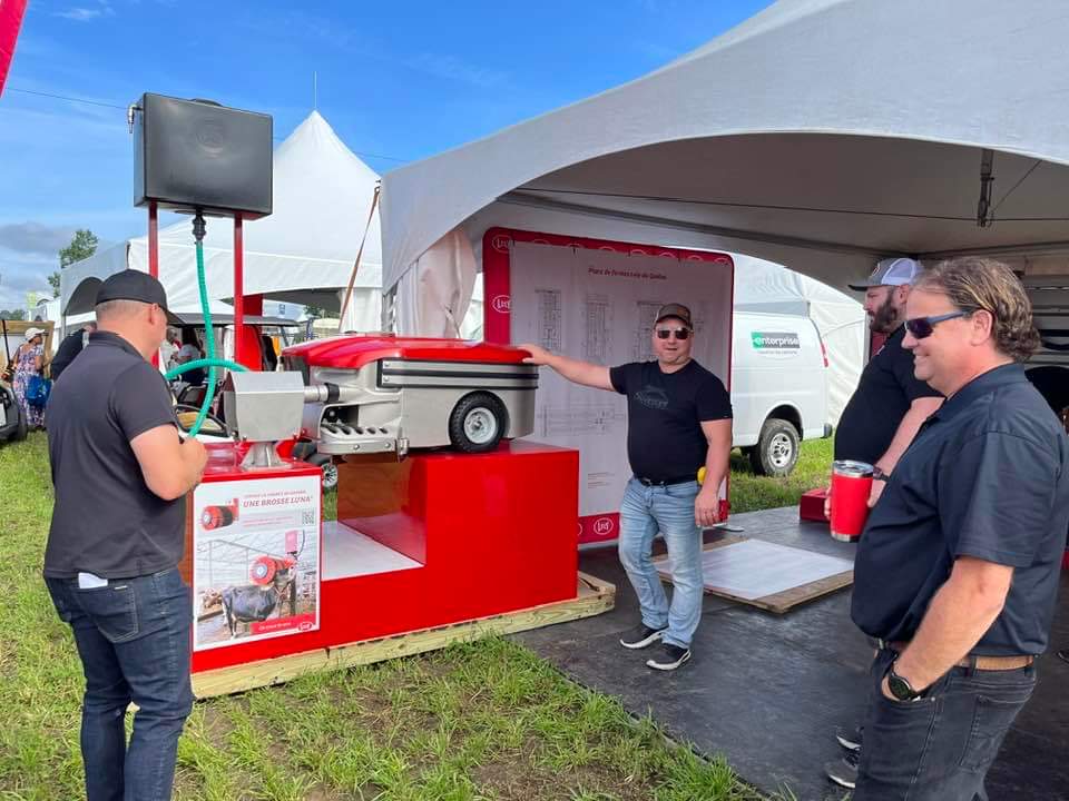 LelyQuebec's tweet photo. ☀️☀️ Expo-Champs se termine aujourd'hui sous le soleil! Venez voir les membres de nos Centres Lely et découvrir nos robots! https://t.co/kwtrLImVI1