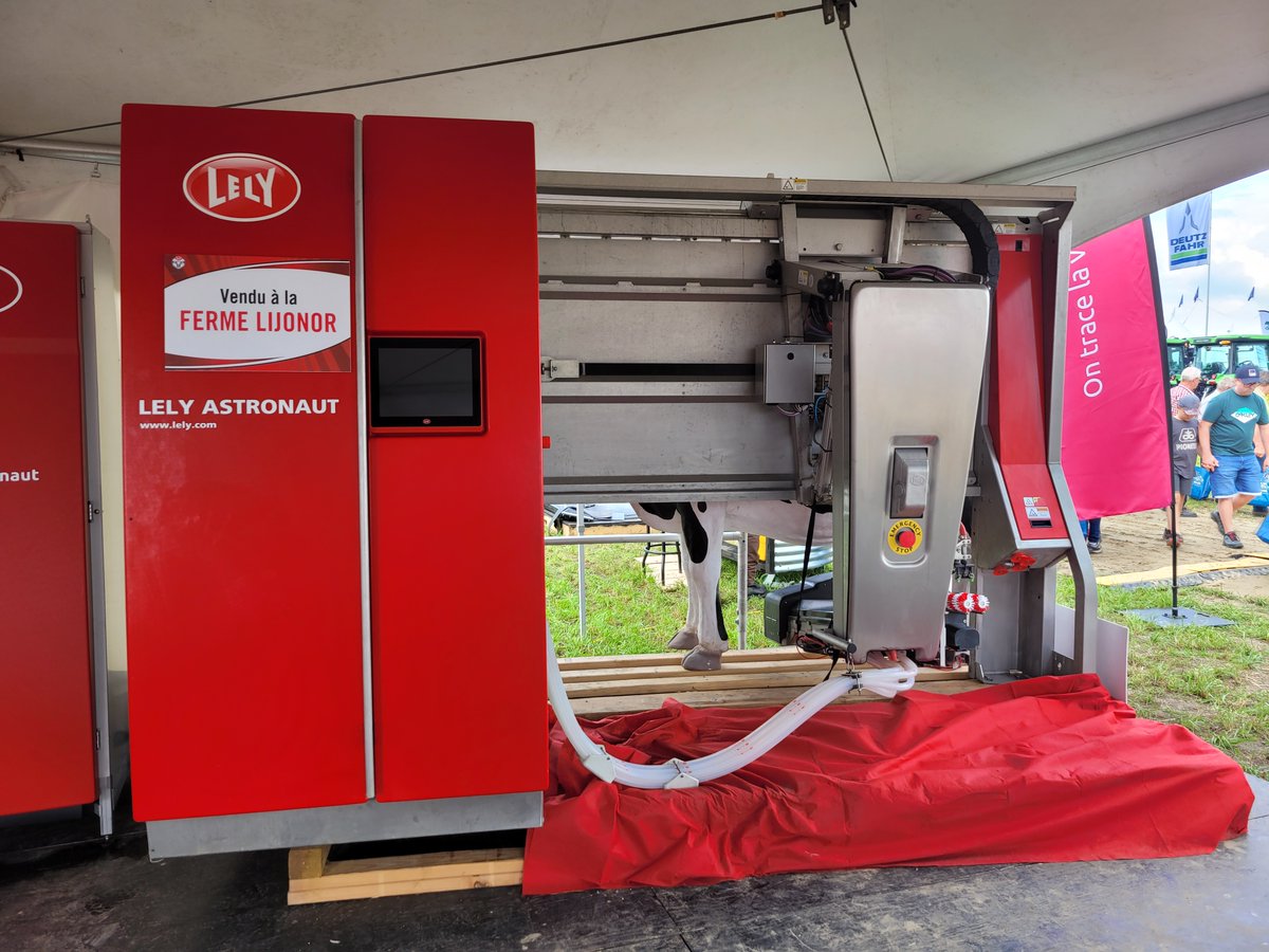 LelyQuebec's tweet photo. ☀️☀️ Expo-Champs se termine aujourd'hui sous le soleil! Venez voir les membres de nos Centres Lely et découvrir nos robots! https://t.co/kwtrLImVI1