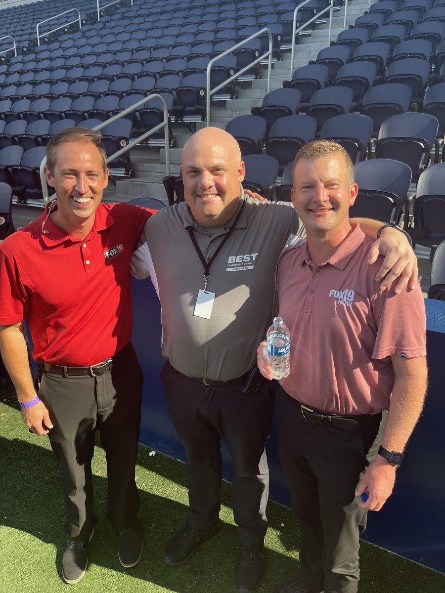 DRASP32's tweet image. Two goats! One likes to cover sports in KY and one that doesn’t drive over the bridge.