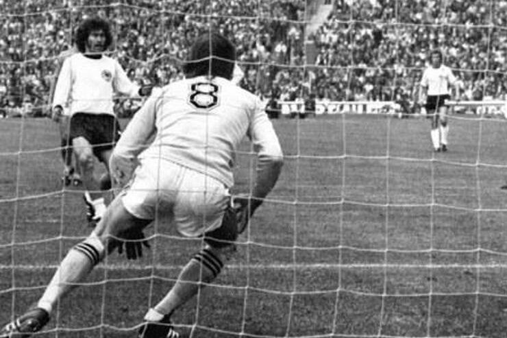 ASNLstory's tweet photo. Jan Jongbloed, l'emblématique portier des Pays-Bas lors des #CM74 & #CM78, avec son n°8 assez inhabituel pour un gardien, est décédé à l'âge de 82 ans.🖤
J'étais gamin à l'époque et son style & son allure m'avaient marqué.
Toutes nos pensées vont à sa famille et à ses amis. #RIP https://t.co/oaxY8NTUZ8