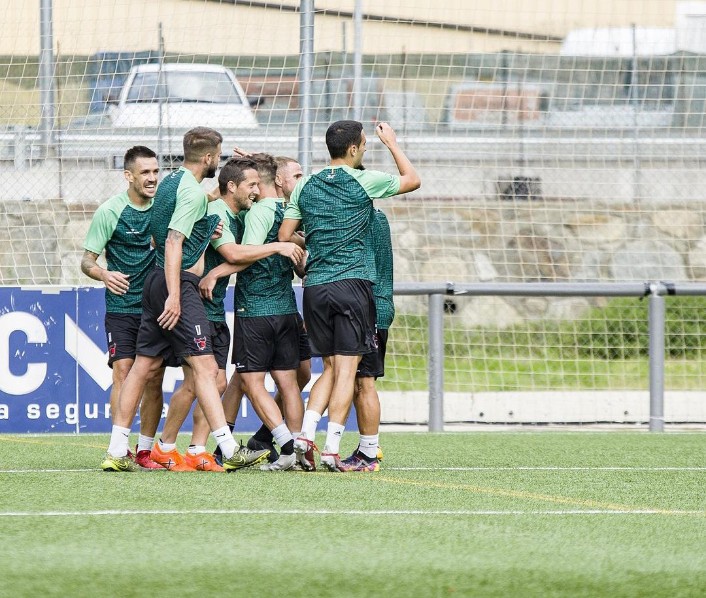 Score historique ! Lors du match de préparation, la penya a dévoilé le score contre l'Atletic Escaldes et il est un mérite incroyable ; 4-0! 
Félicitations Messieurs ! 
📸/ Penya Encarnada
#Primeradivisío 
#ForçaPenya