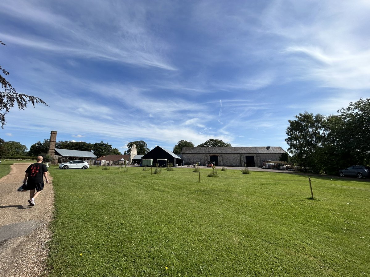 This has to be the most beautiful setting for a brewery taproom - restoration of old farmhouse buildings. @DurationBeer 🍺 Seeing a fly past by the Red Arrows was an unexpected surprise! Love this place. ❤️ #norfolk #bestbreweries