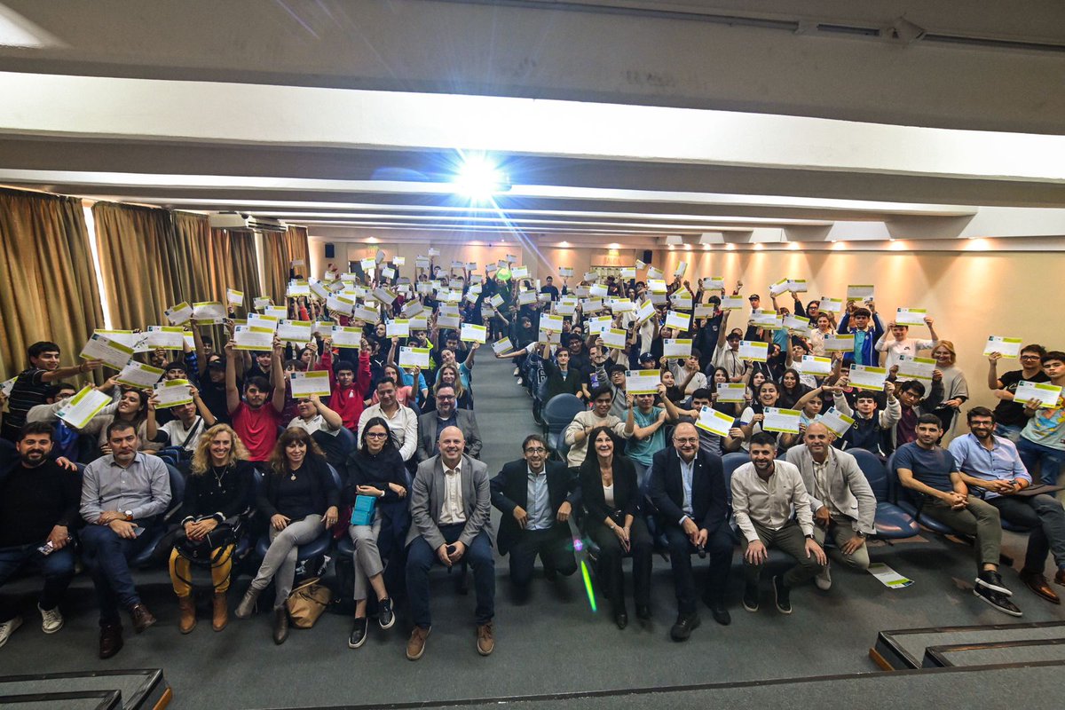 ClusterCba's tweet photo. 👉🏻 En el marco del #FIIA2023🤖 🌐💻 impulsamos el 𝙃𝙖𝙘𝙠 𝙄.𝘼. 𝘾𝙤𝙣𝙚𝙘𝙩𝙖𝙣𝙙𝙤 𝙥𝙚𝙧𝙨𝙤𝙣𝙖𝙨 𝙮 𝙩𝙚𝙘𝙣𝙤𝙡𝙤𝙜𝙞́𝙖 𝙚𝙣 𝙄𝙣𝙩𝙚𝙡𝙞𝙜𝙚𝙣𝙘𝙞𝙖 𝘼𝙧𝙩𝙞𝙛���𝙘𝙞𝙖𝙡, una experiencia donde cerca de 300 estudiantes trabajaron en desafíos basados en #IA. https://t.co/zZLEuUf57W