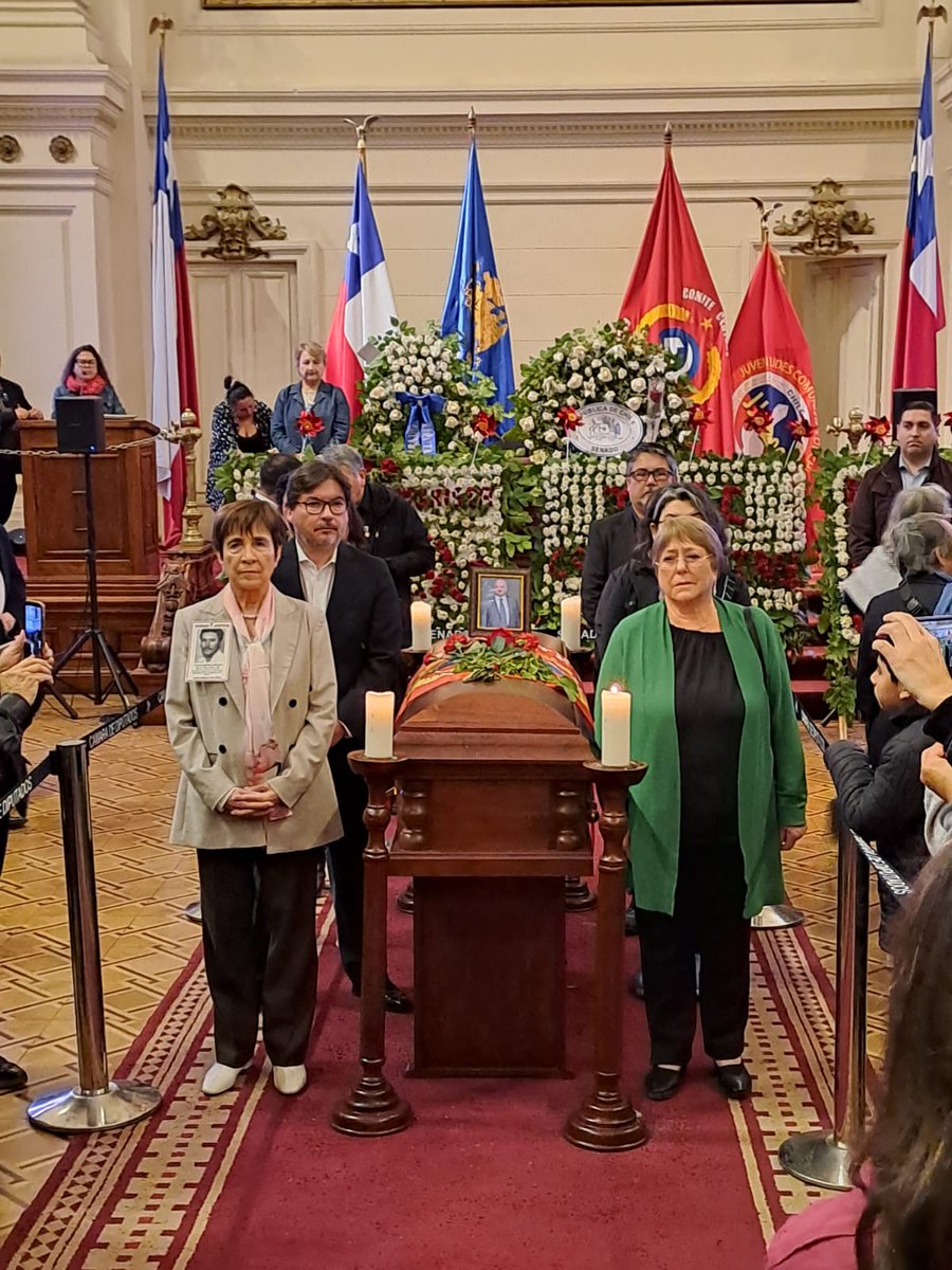 PCdeChile's tweet photo. La presidenta @mbachelet hizo guardia de honor en homenaje a nuestro presidente Guillermo Teillier del Valle (1943-2023). https://t.co/wwQjSW2nZo