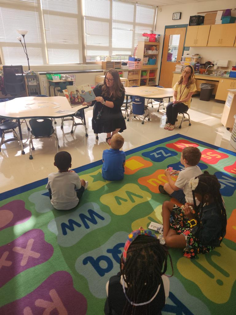 OverlookES's tweet photo. Welcome to Overlook kindergarten students! It's great to see our literacy teacher model a read aloud  @AACPS_CI. #BelongGrowSucceed https://t.co/RjtxHZRzsT