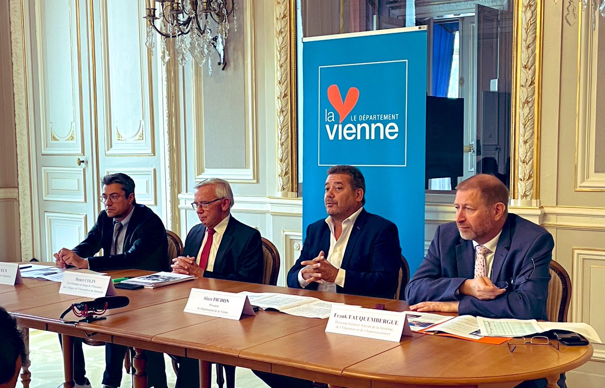AlainPichon86's tweet photo. 📚Rentrée scolaire ! Conférence de presse avec Henri Colin et Jérôme Neveux. 

✅ Priorité jeunesse. Le @departement86 poursuit le programme d’investissement de 185 millions d’€ pour nos collégiens. 

Rendez-vous lundi à R.Descartes à Châtellerault et T.Renaudot à St Benoît https://t.co/Zol2TZz91t