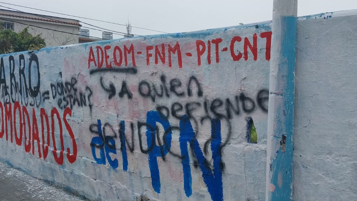 MaldonadoAdeom's tweet photo. 🛑 Lamentablemente, la verdad ofende!

Nuestros muros recién pintados, fueron vandalizados. Lo que se ve es la intolerancia y la ignorancia tratando de callar nuestra voz. O algún intento deliberado de entreverar la baraja.

#ADEOMenConflicto https://t.co/9WaytA27Bv