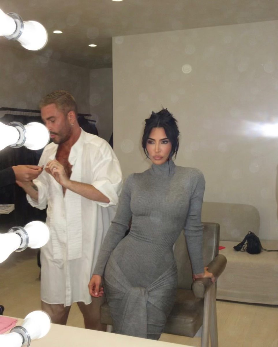 KimKardashian's tweet photo. 🛸 https://t.co/XKDCalw6OL