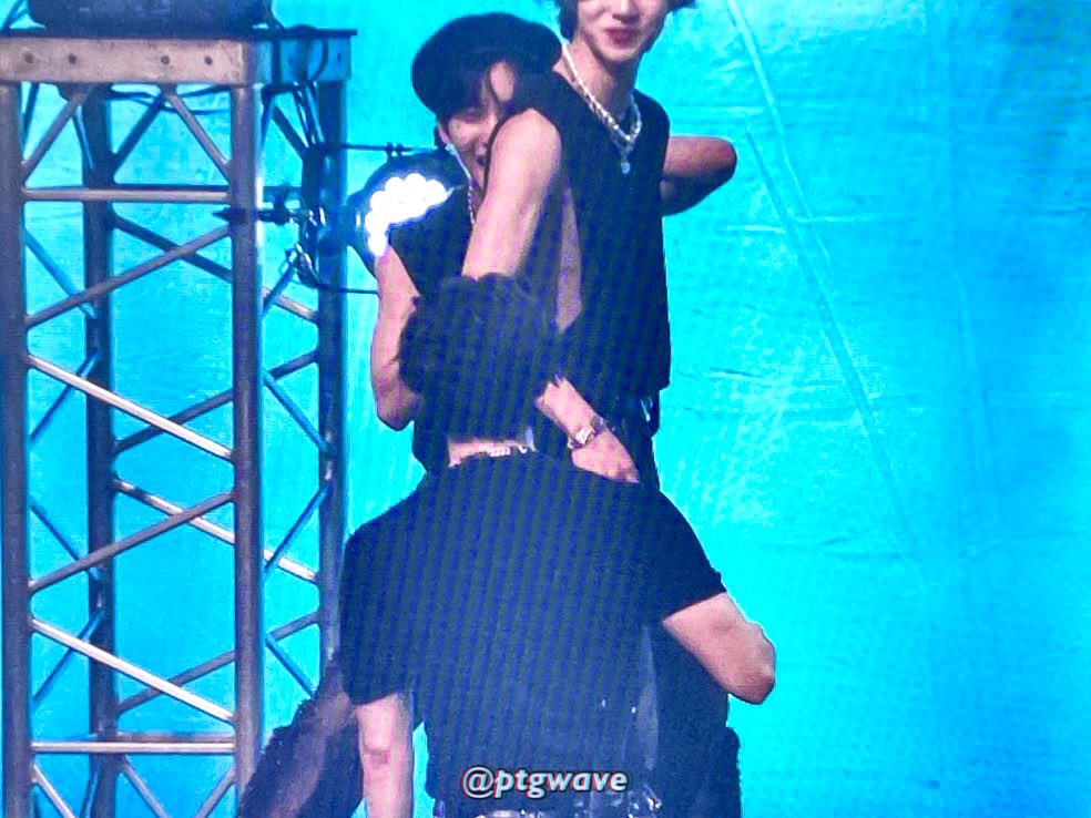 ptgwave's tweet photo. 230831 ♡
여원이 달래주려고 사진 찍는 장난치는 후이
뒤로 가서 브이 하는 고신원

#펜타곤 #PENTAGON
#후이 #신원 https://t.co/BEFEfLjPlr