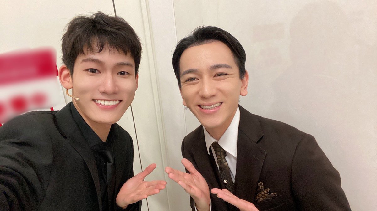 masaya_ito07's tweet photo. #ミュージカルヴィンチェンツォ 
チャン・ハンソ役 まさとさん

まさとさんからはたくさんの言葉をいただきました。感謝しかありません

写真撮ってもらってたらまさとさんが降りてきたの図📸 https://t.co/vx1DLlcHoo