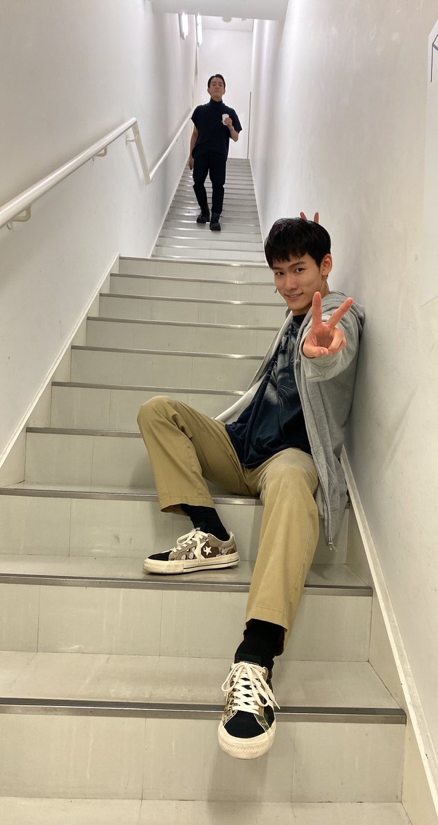 masaya_ito07's tweet photo. #ミュージカルヴィンチェンツォ 
チャン・ハンソ役 まさとさん

まさとさんからはたくさんの言葉をいただきました。感謝しかありません

写真撮ってもらってたらまさとさんが降りてきたの図📸 https://t.co/vx1DLlcHoo