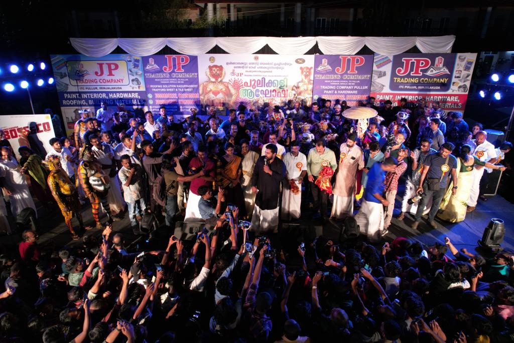 ALBINJOHNJOY4's tweet photo. These pictures speak volumes and shows the emotions of what #NivinPauly is to the people of Kerala. His stardom is unmatched when it comes to the love from the common people of the state ❤️
@NivinOfficial #RamachandraBossandCo #BossAndCo https://t.co/SJywRAzDbt
