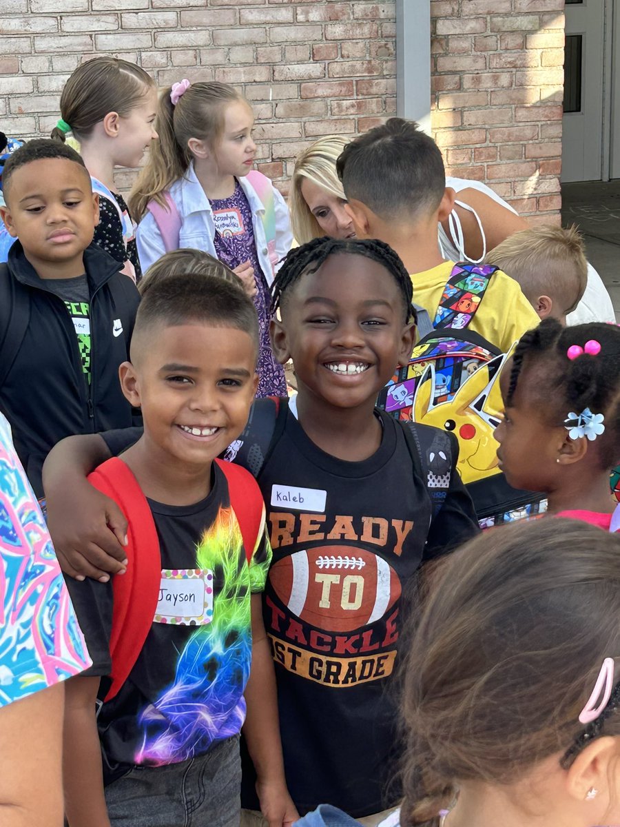 StratfordPPS's tweet photo. Look at those day 1 smiles #SPSpride https://t.co/jbizIQaGsl