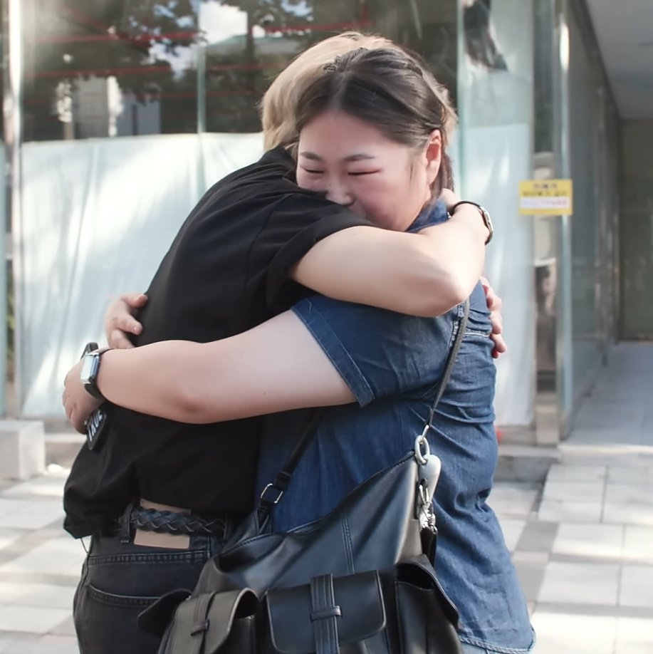 kiss_seven7's tweet photo. — #TAEHYUNG es realmente un ángel. Cuando terminó la filmación, Hayoung (la fan con la que pasó su día) rompió a llorar así que Taehyung regresó, la consoló y la abrazo nuevamente 🥺💖

👩🏻: *Llorando*
🐻: *Regresa para consolarla"
🐻: Ha Young-ah, aigo ~ no puedes llorar. ↓ https://t.co/ylKMeFX9zX