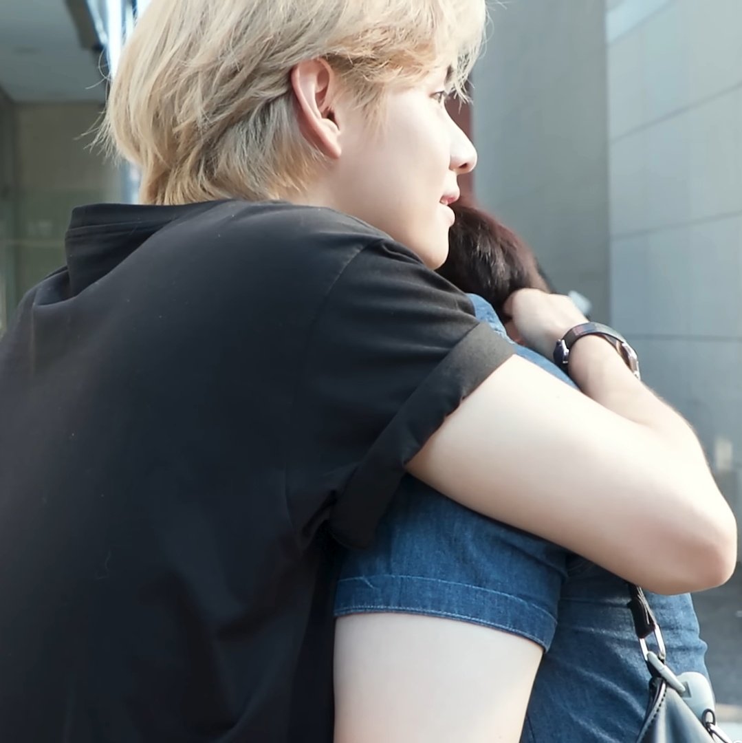 kiss_seven7's tweet photo. — #TAEHYUNG es realmente un ángel. Cuando terminó la filmación, Hayoung (la fan con la que pasó su día) rompió a llorar así que Taehyung regresó, la consoló y la abrazo nuevamente 🥺💖

👩🏻: *Llorando*
🐻: *Regresa para consolarla"
🐻: Ha Young-ah, aigo ~ no puedes llorar. ↓ https://t.co/ylKMeFX9zX