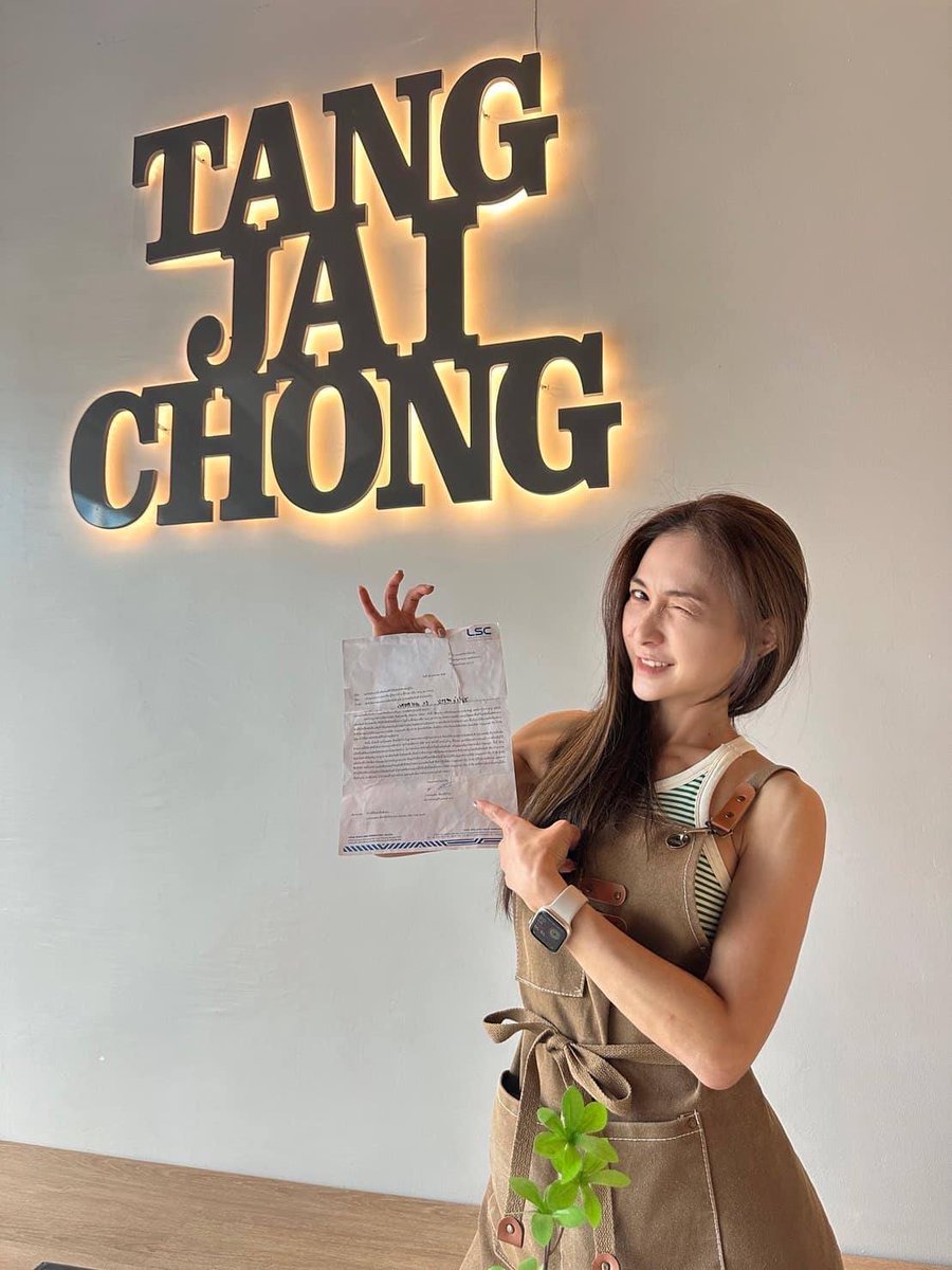 ThaiPressCO's tweet photo. ร้าน "Tang Jai Chong - ตั้งใจชง" ตั้งอยู่ที่ อ.หาดใหญ่ จ.สงขลาก็โดนฟ้อง เรียก 2 ล้าน เมื่อเดือนเมษายนที่ผ่านมา เหตุใช้ถ้วยคล้ายกัน ที่ซื้อจากจตุจักรมาเมื่อ 10 ปีที่แล้ว

https://t.co/xIqdxLXMSd
#ปังชา https://t.co/LeqOXFNNLX