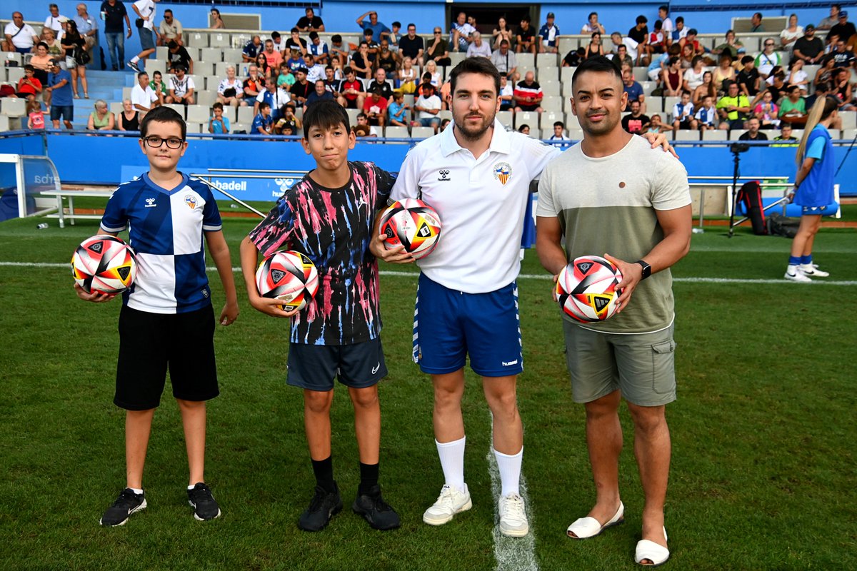 CESabadell's tweet photo. 👀 Vols ser el protagonista del 𝐓𝐨𝐜𝐆𝐨𝐥𝐂𝐄𝐒 a la mitja part del #SabadellOsasunaPromesas? ⚽️

👉🏽 RT i m’agrada a aquest tuit per participar (2 guanyadors)

🎯 10 tocs seguits i xut directe a porteria

🚙 Patrocinat per #SternMotor

#EscollimElSabadell https://t.co/GEg6IyitVD